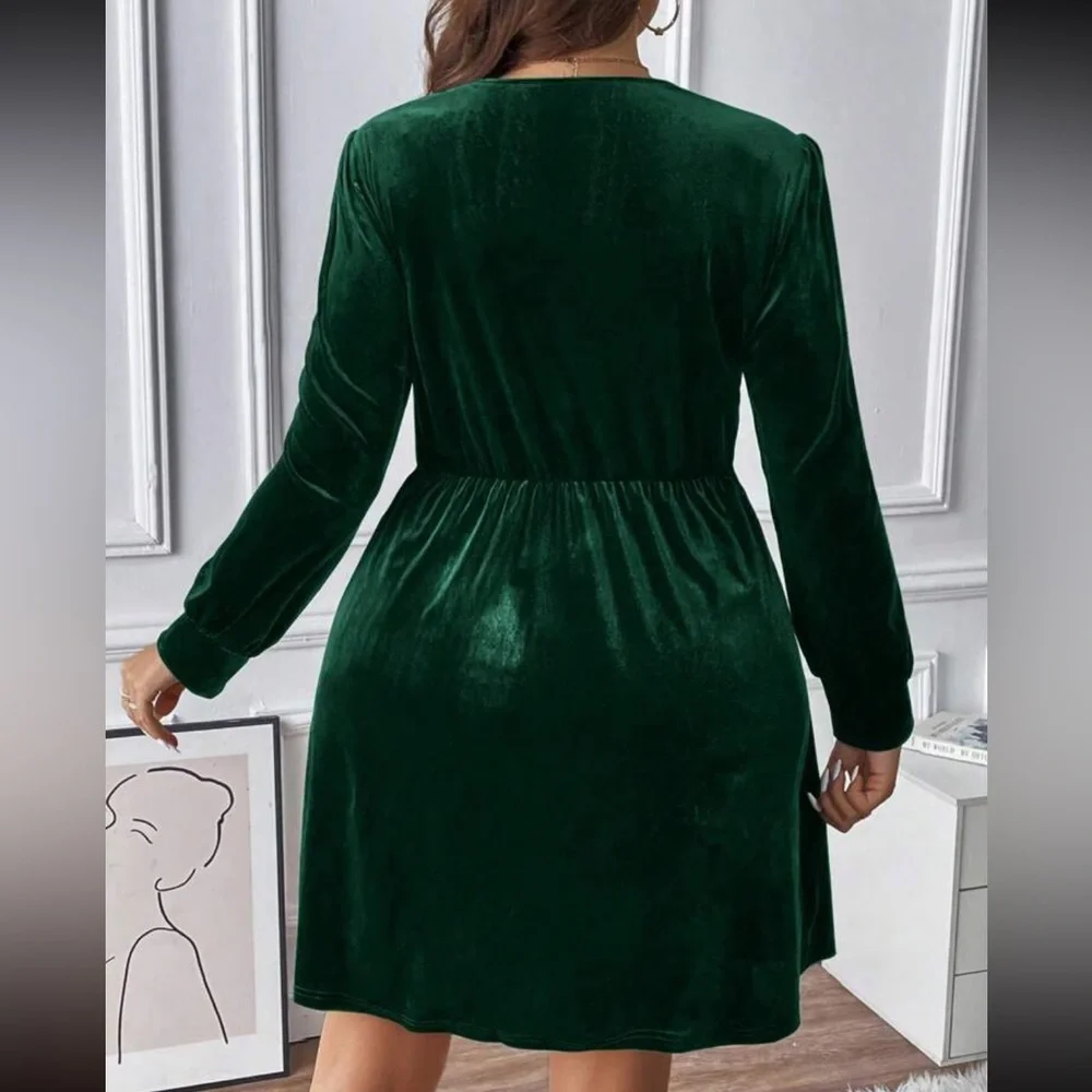 Luxe plus size twist front velvet dress - Picture 3 of 15